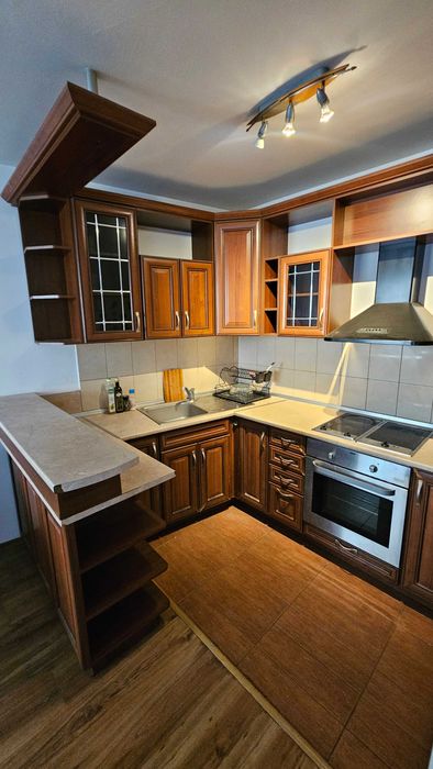 Ъглова кухня с фурна, мивка и аспиратор