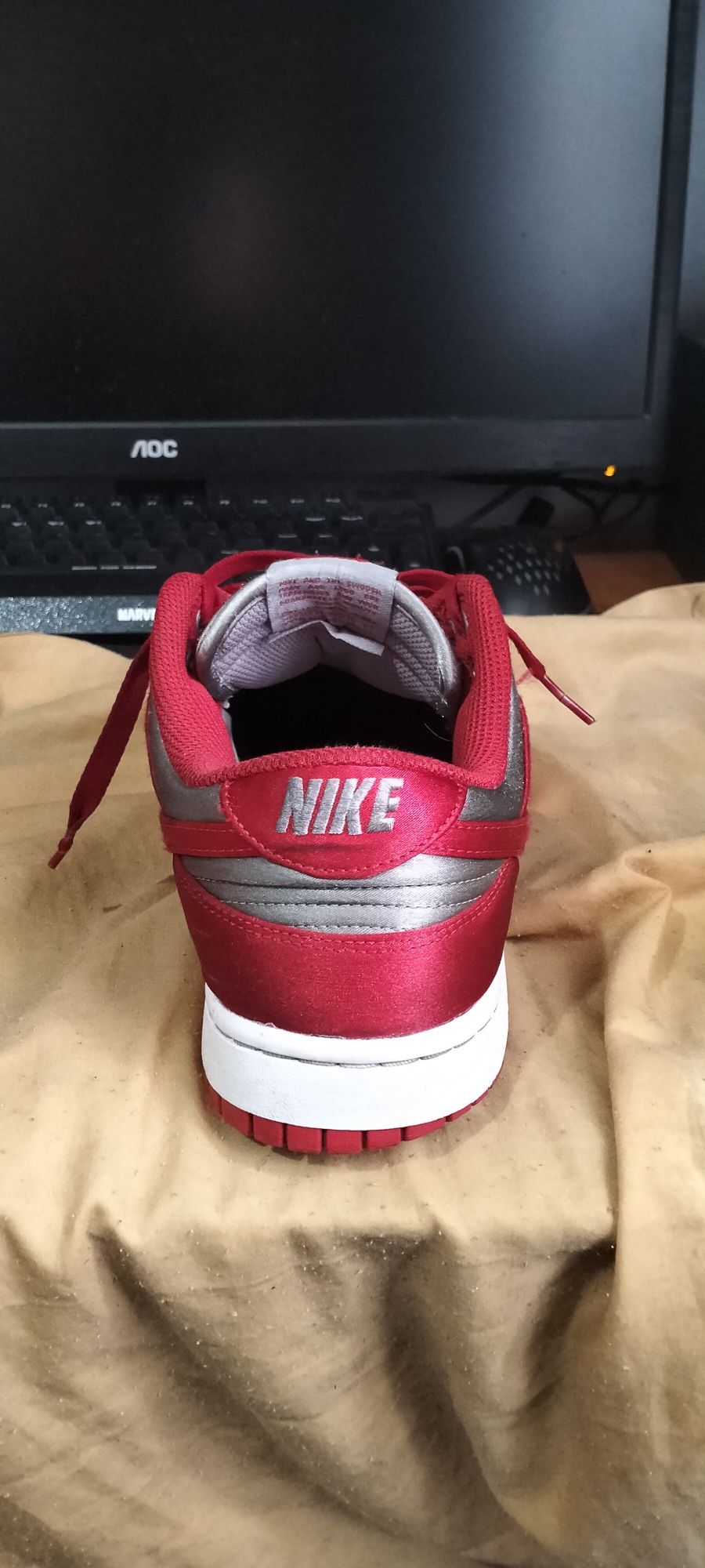 Nike dunk low ess Red