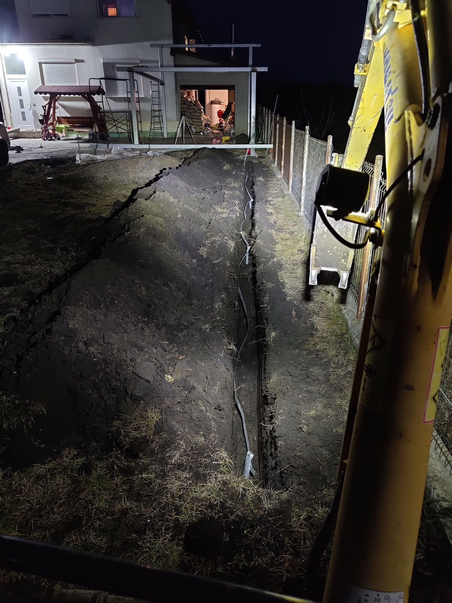 Închiriez miniexcavator cu operator