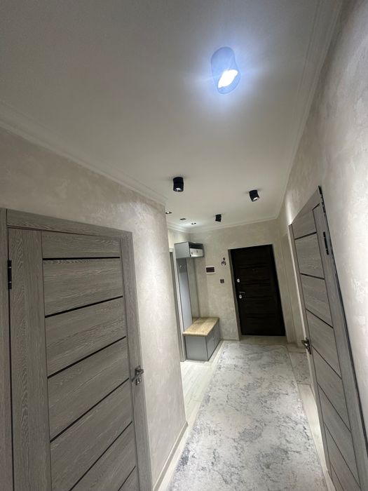 Продается трехкомнатная квартира с новым ремонтом,кирпичный дом