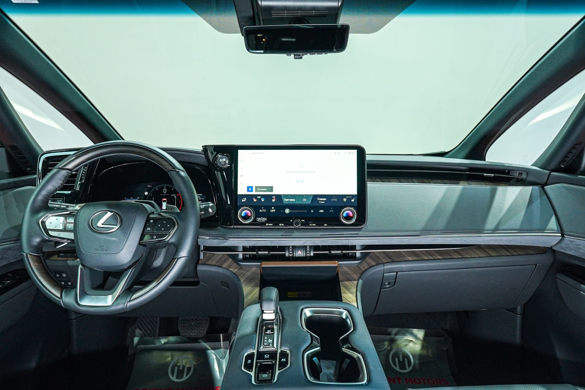 Новый Lexus LM 350h AWD 2025