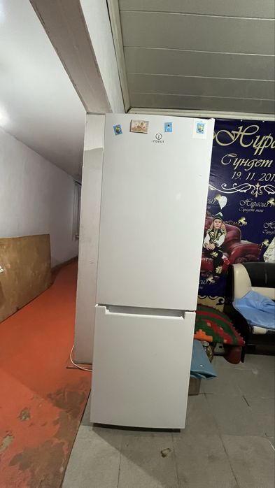 Холодилник белый