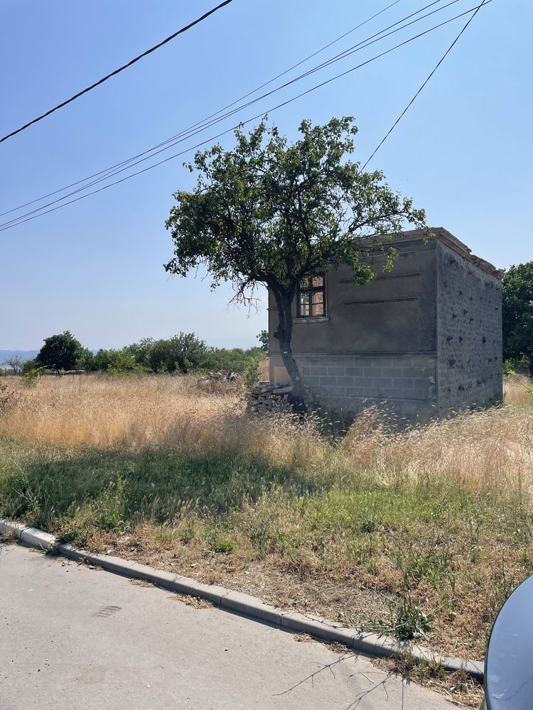 Къща с двор в село Аврен