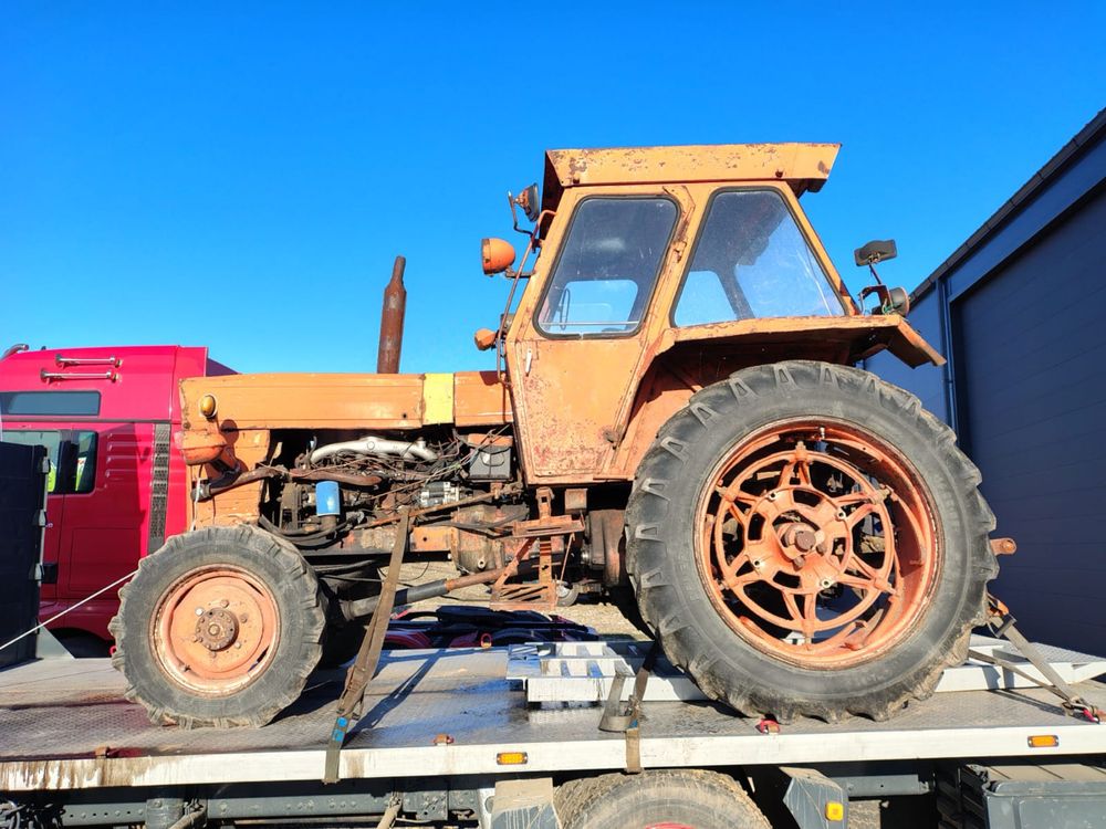 Dezmembrez Tractor U 651 4x4 cu motor Saviem