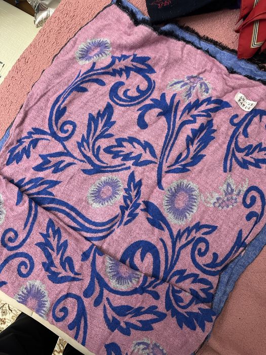 Отдам шапки , шарфы