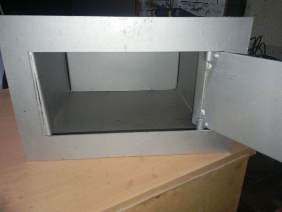 Сейф срочна сотилади