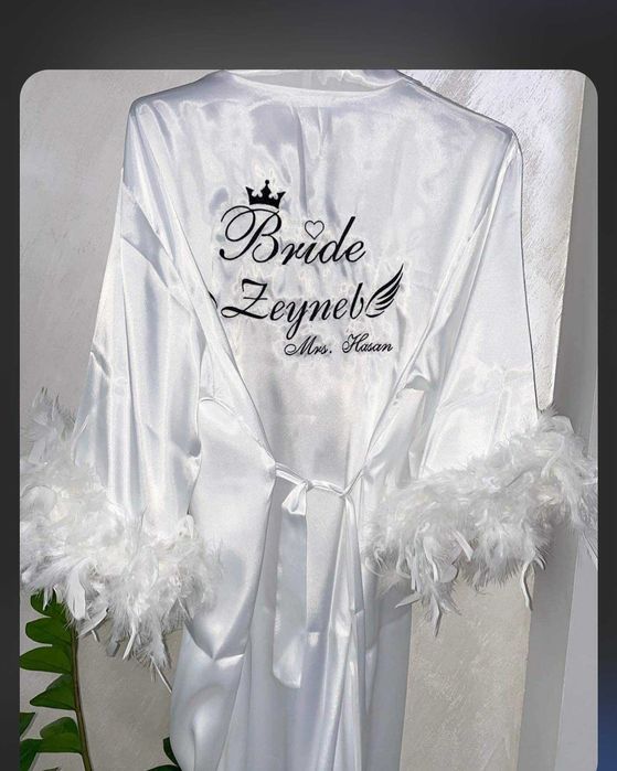 САТЕНЕН ХАЛАТ С БРОДЕРИЯ - опция за пера на ръкавите