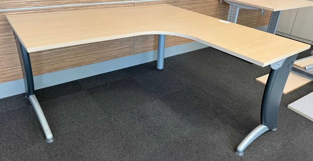 10 buc Birou de colt cu picioare metalice si blat 160x160/120 cm; Masa