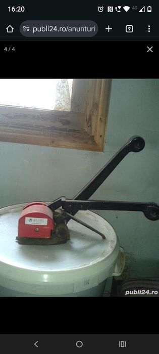 Dispozitiv manual ptr legat cu banda metalica fara capse