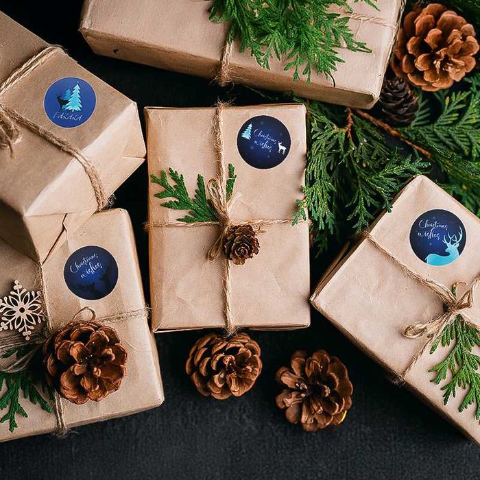 Коледни декоративни стикери на ролка „Весела Коледа“ – 500 бр