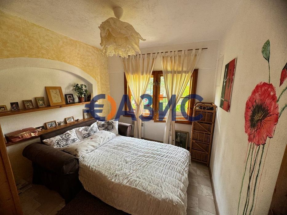 Красива двуетажна къща с парцел от 1375 кв. м в С. Приселци, гр. Обзор