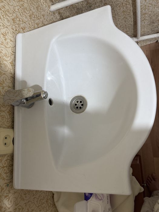 раковина с тумбой в хорошем состоянии