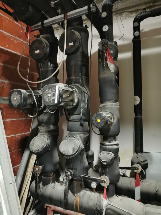 Отоплителна система на газ. 2 котела по 250 кВт. Оборудвана с всичко.