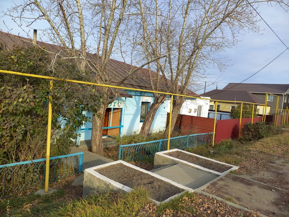 1/4 часть дома.(шлакоблочный).квартира-3 комнаты.в середине здания.вхо