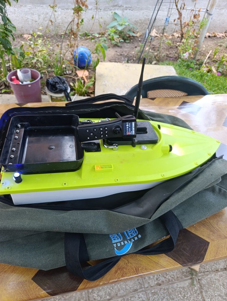 Лодка за захранка с GPS 5 x 8 точки , 3 до 5 метра/секунда !