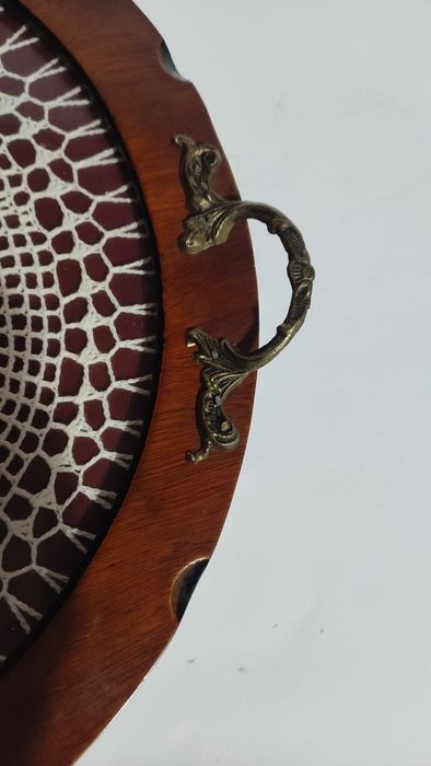 Дървен поднос с дръжки и остъклено дъно с дантела