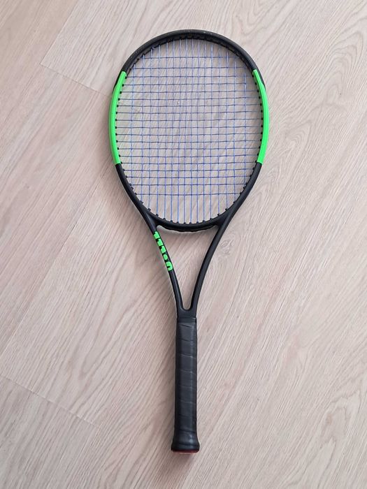 Vând rachetă de tenis