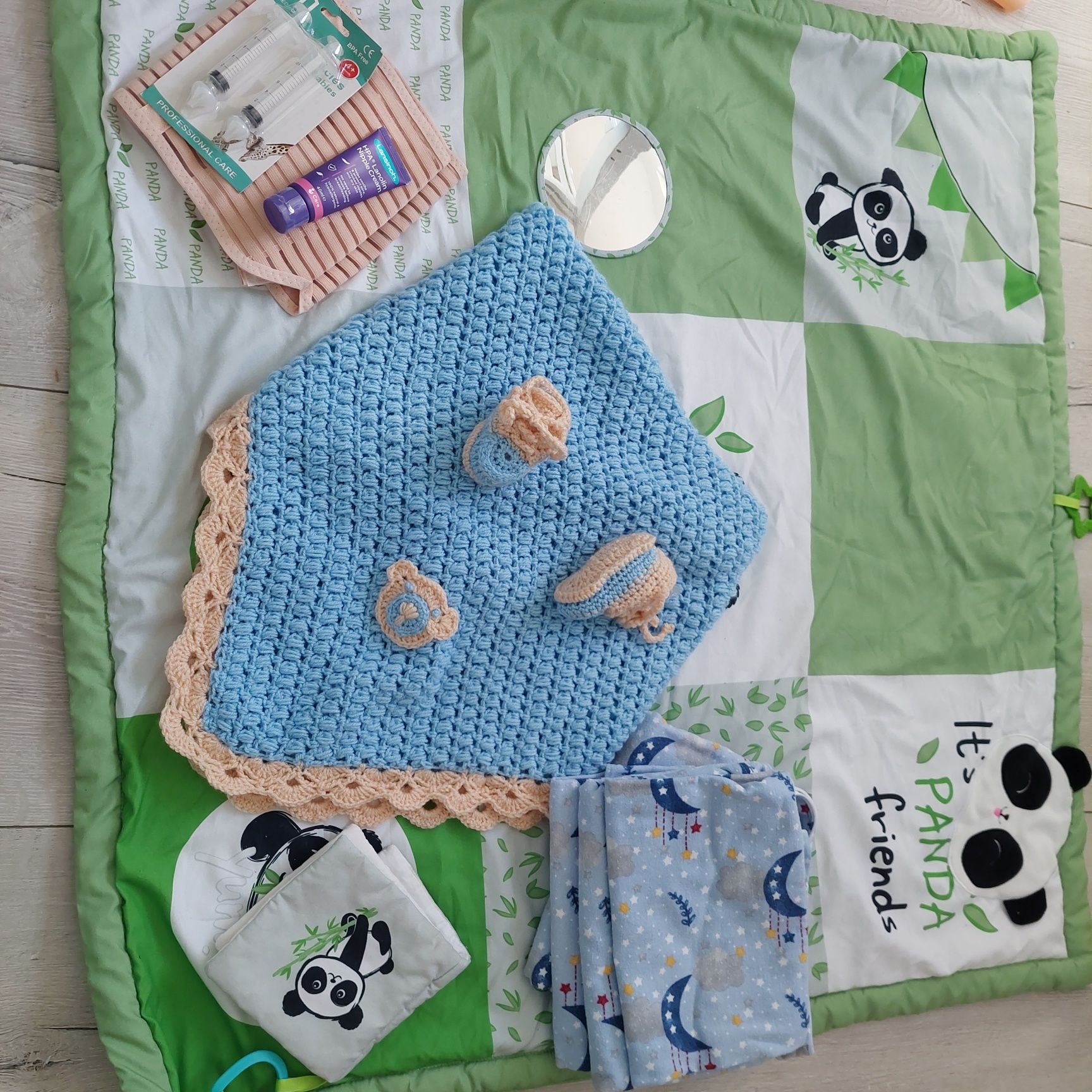 Trusou bebe = Paturica crosetata + lenjerie de pat + crema lasinoh + b