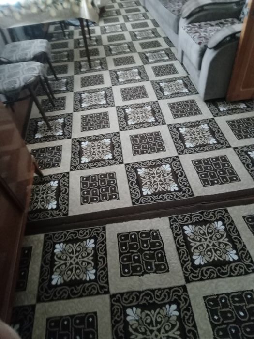 Палас в хорошем состоянии.