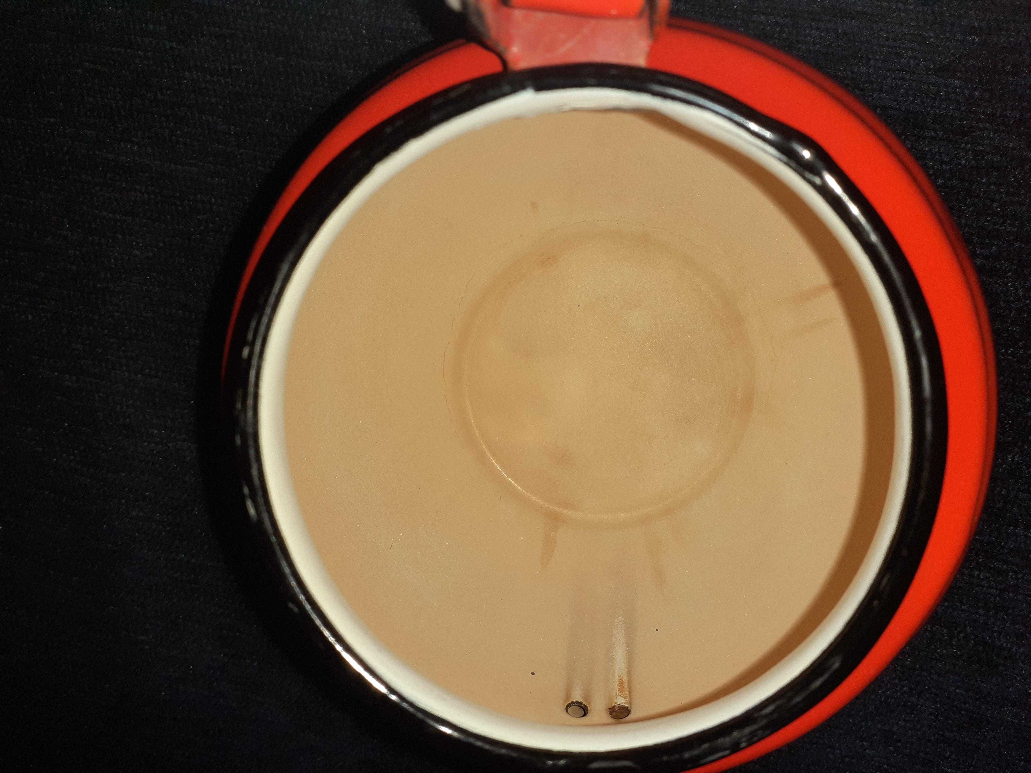Малък метален ретро чайник в червен цвят
