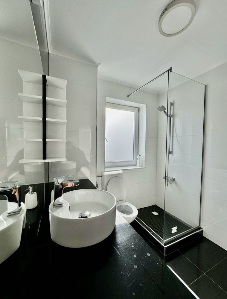 Inchiriez Apartament Delux Rrgim Hotelier.