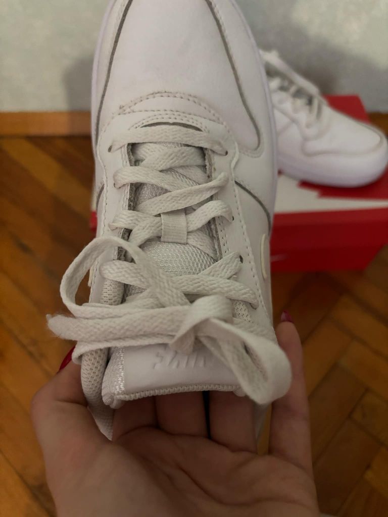 Дамски маратонки Nike