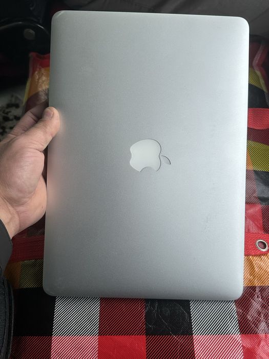 Apple Maccbuk sotiladi srochnno aybi yoq zaryadakalari bor icloud yoq