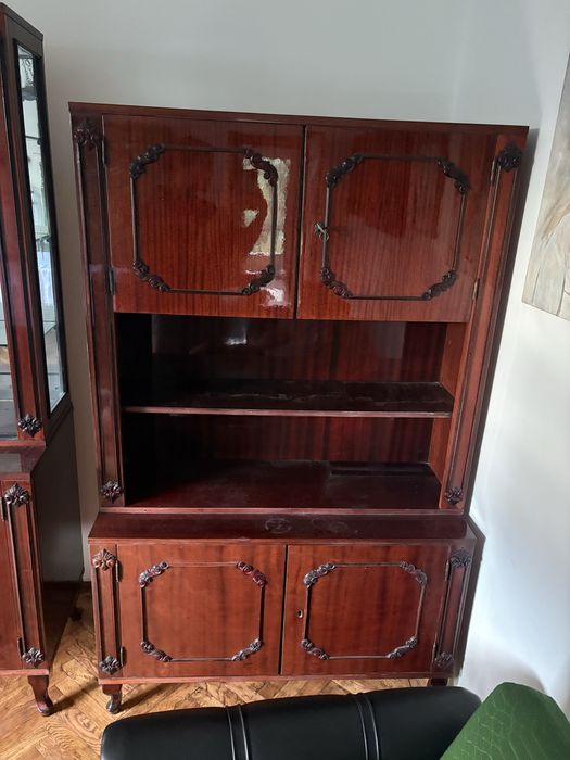 Biblioteca vintage cu vitrină închisă și spațiu de depozitare