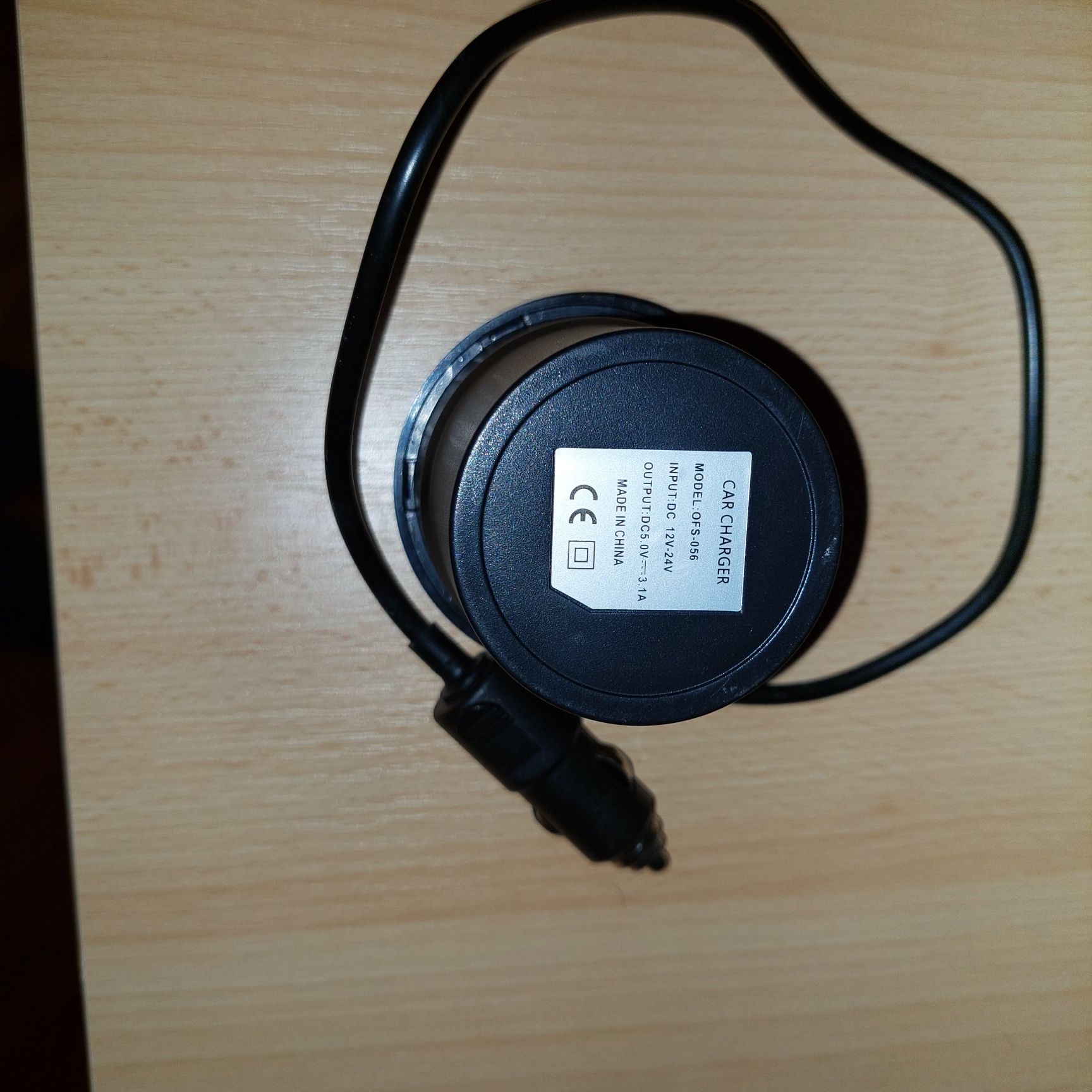 Priza auto cu ieșiri USB și afișaj electronic