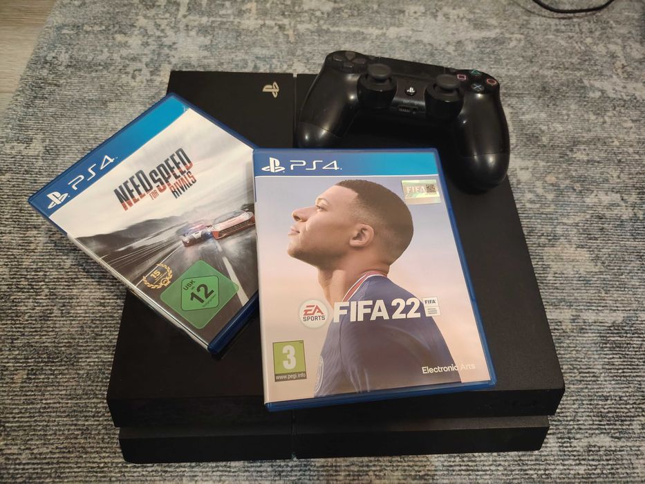 Play Station 4 с две игри+1 джойстик