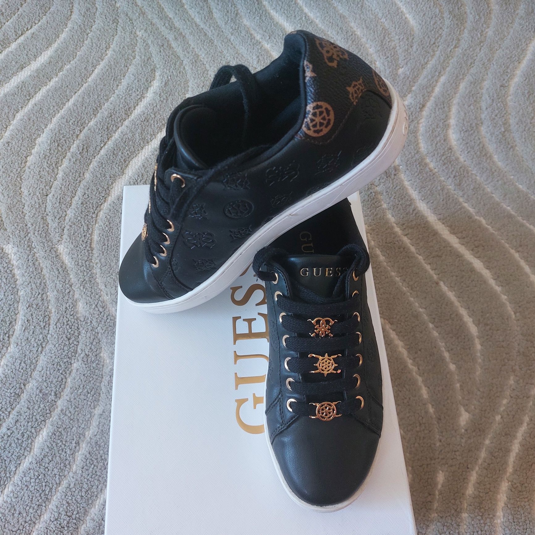 Оригинални кецове Guess 36 номер