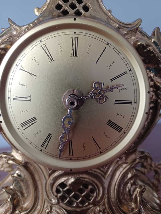 Ceas din bronz inaltime 33 cm .