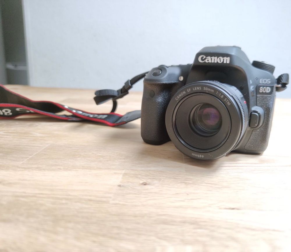 Canon EOS 80D cu doua baterii si doua obiective