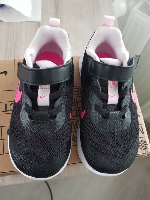 Чисто нови маратонки Nike revolution 6
