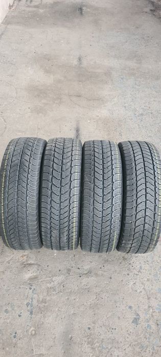 4 anvelope iarna Uniroyal 215/60/17 C.Pretul este pe bucata.