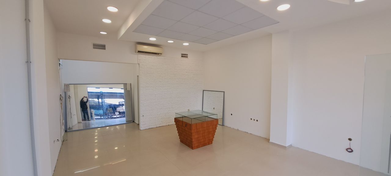 Дава се под наем Магазин в к.к. Златни пясъци - 57 кв.м за 15299.49 € - Снимка #1