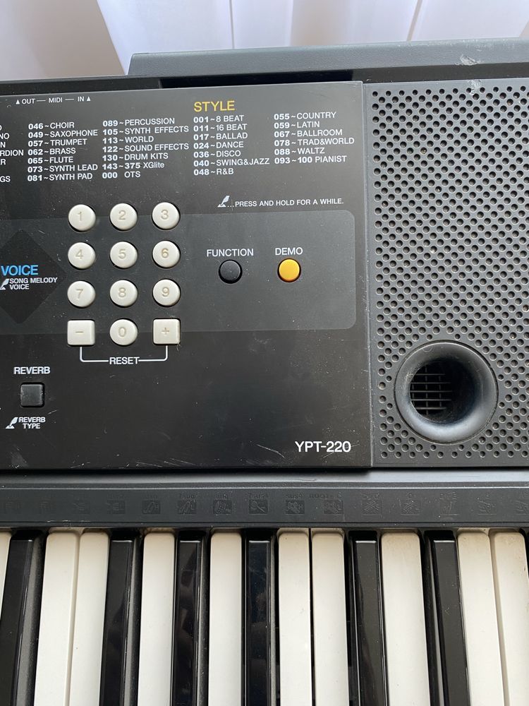 Синтезатор Yamaha YPT-220