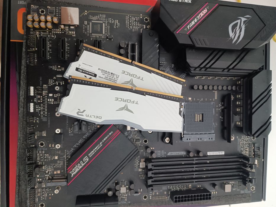 Placa de baza B550f Strix + Ram 32GB DDR4