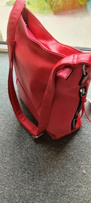 Дамска чанта от висококачествена  кожа в червен цвят.Декоративен пискю