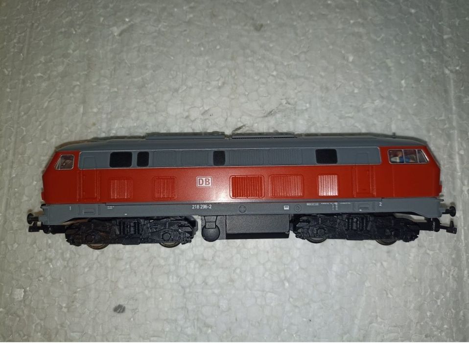 Locomotiva diesel piko BR218 

Lumini in funcție de direcția de mers
T