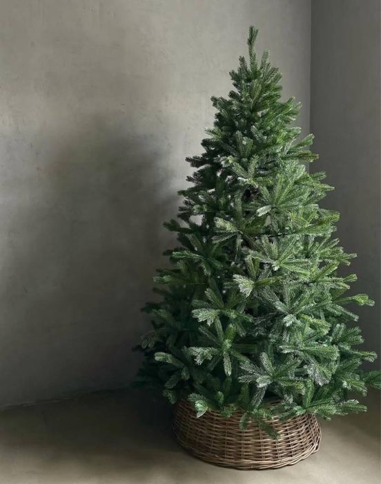 Искуственная елка,снежная елка,гирлянды