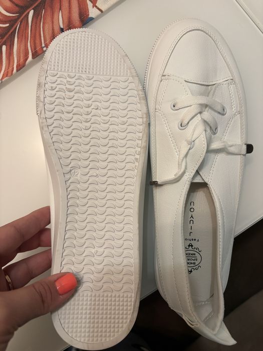 Бели кецове половинки