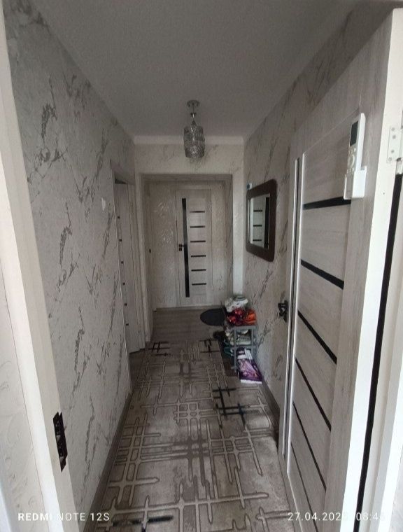 Продам квартиру авиасозлар-4 2 ком переделано в 3ком