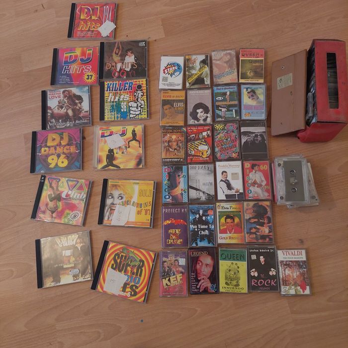 Vand  casete si cd-uri vechi