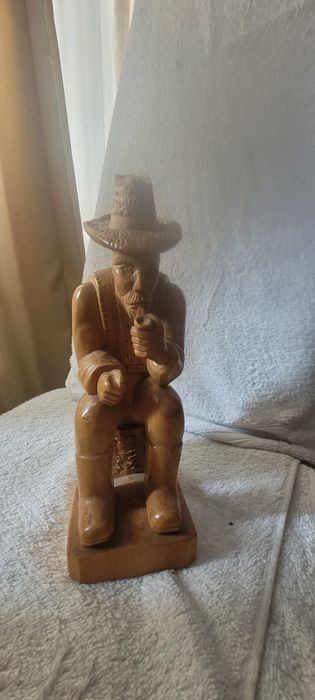 Statuie din lemn