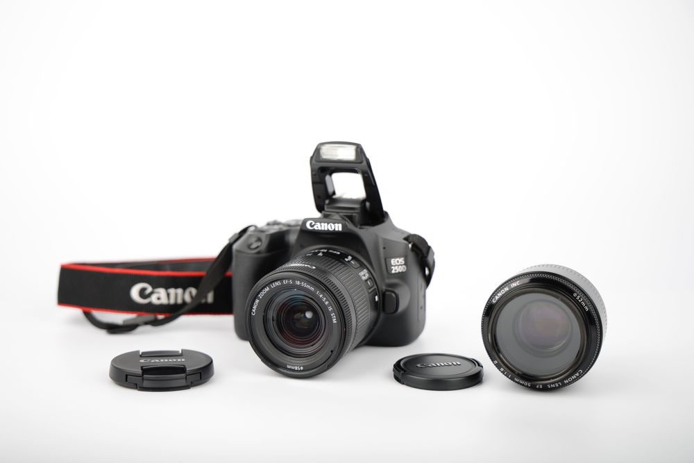 Canon EOS 250D + doua obiective + doua baterii