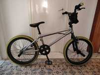 Vând bicicleta BMX