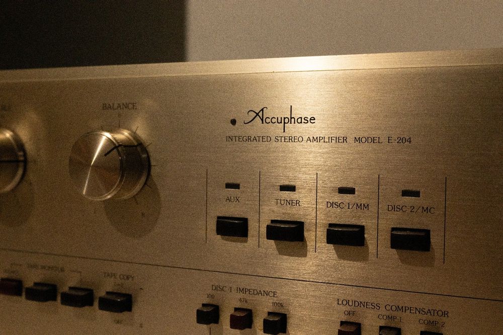Accuphase E-204 – amplificator integrat vintage de referință