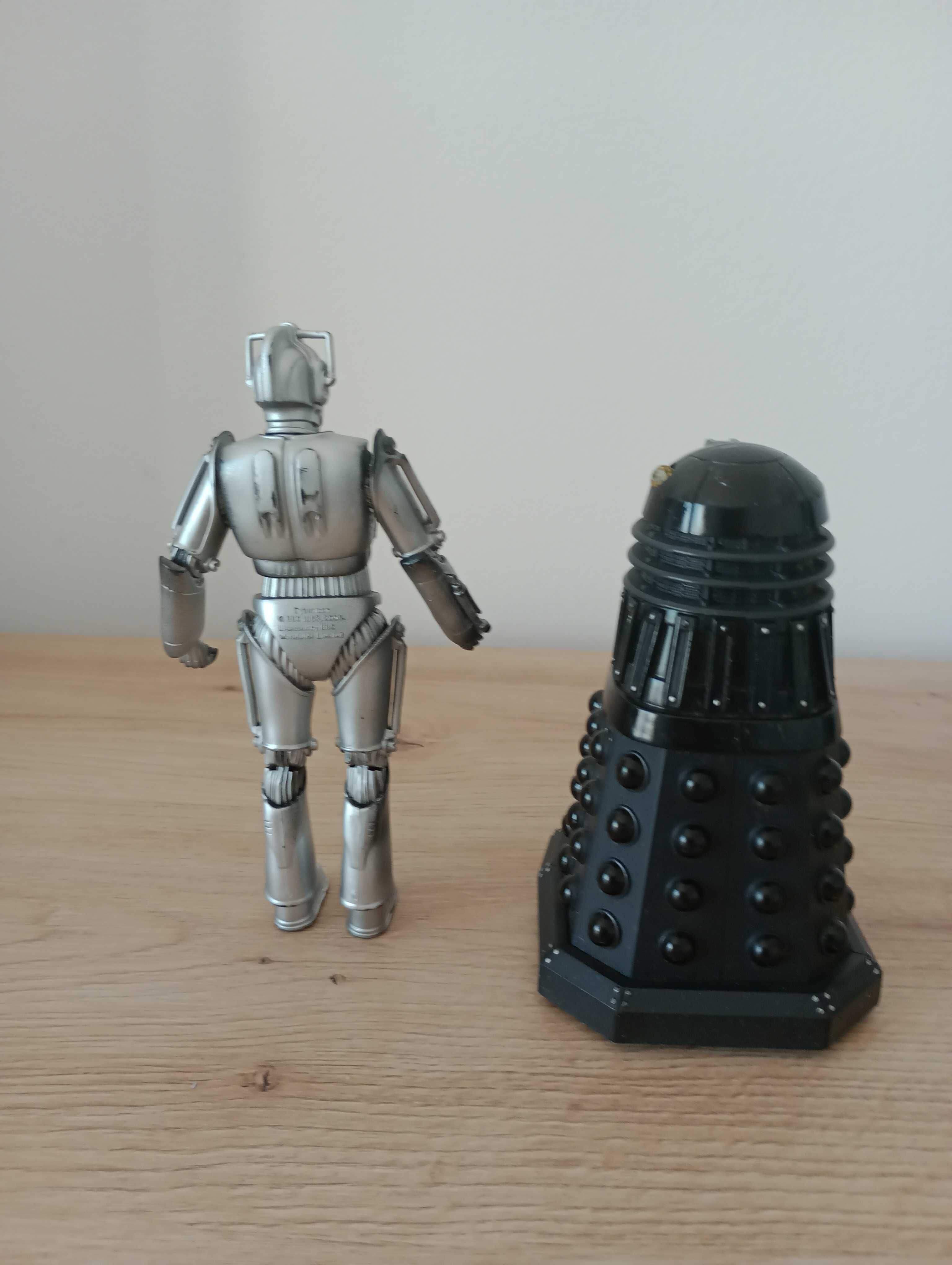 Vand lot doua figurine de la Doctor Who