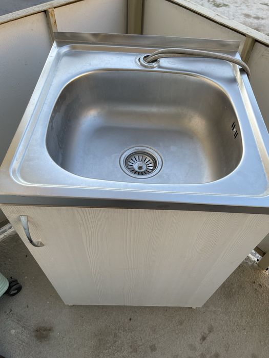 Умывальник с шкафчиком